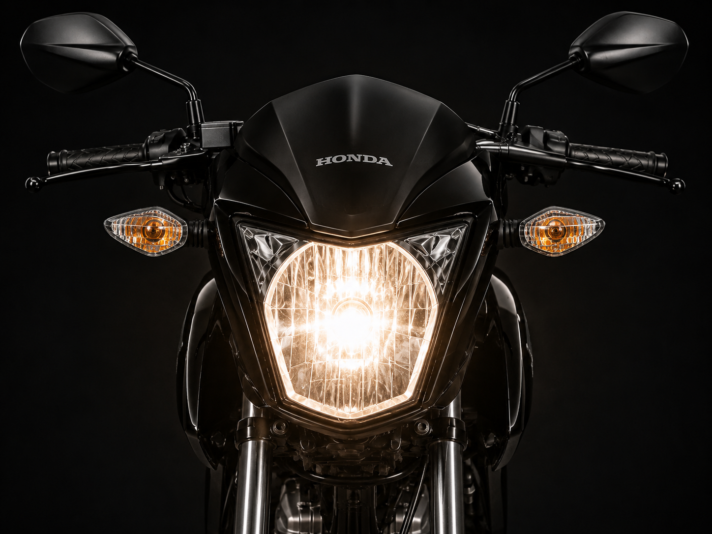 Motocicleta iluminada em uma rua à noite